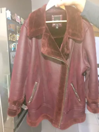 Chaqueta polipiel granate ASOS Talla 52