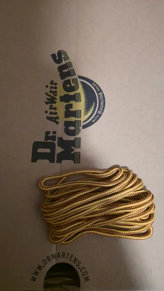 Atacadores Dr. Martens Amarelos e Castanhos