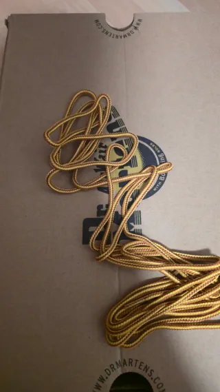 Atacadores Dr. Martens Amarelos e Castanhos