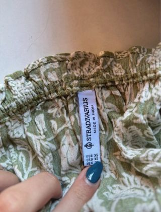 Blusa verde con estampado floral Stradivarius