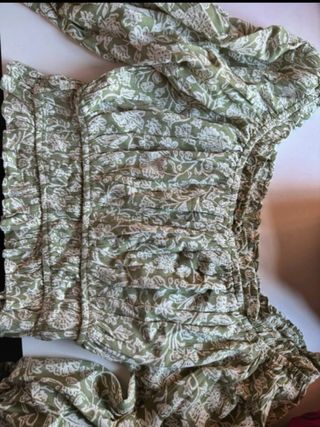 Blusa verde con estampado floral Stradivarius