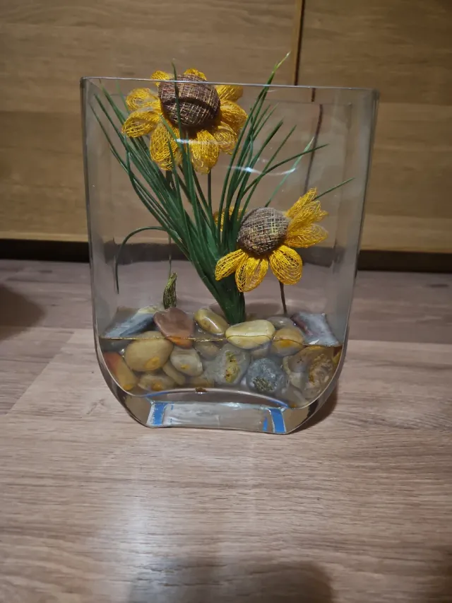 Centro de mesa con girasoles y piedras