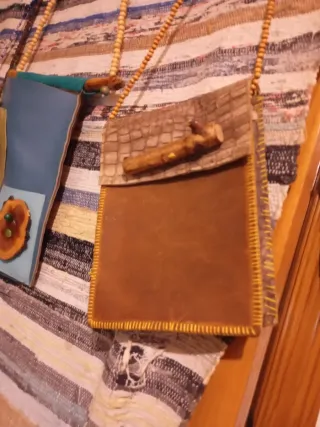 Bolso de cuero con tronco de árbol