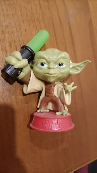 Action Figure Yoda Star Wars con Spada Laser