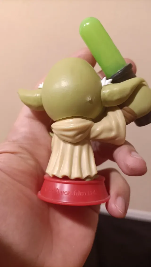 Action Figure Yoda Star Wars con Spada Laser