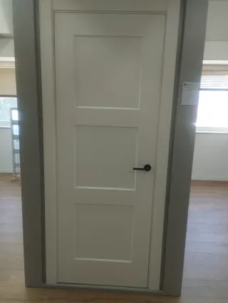 Montador de puertas y carpintero