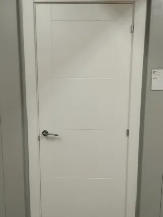 Montador de puertas y carpintero