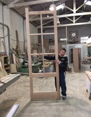 Montador de puertas y carpintero