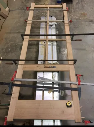 Montador de puertas y carpintero