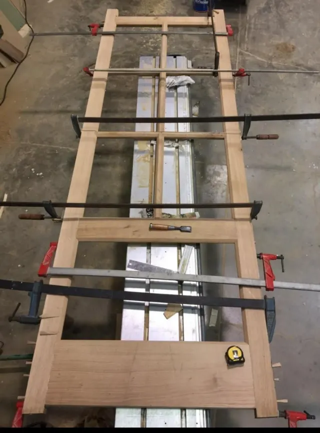 Montador de puertas y carpintero