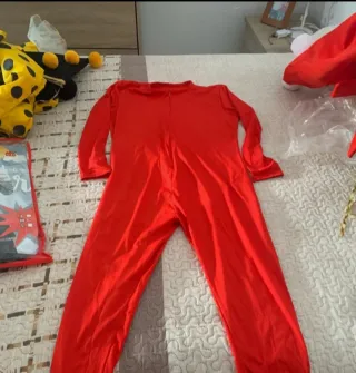 Mono rojo para disfraz
