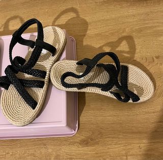 Sandalias de mujer beige y negro