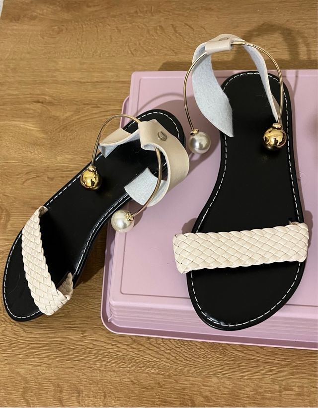 Sandalias de mujer beige y negro
