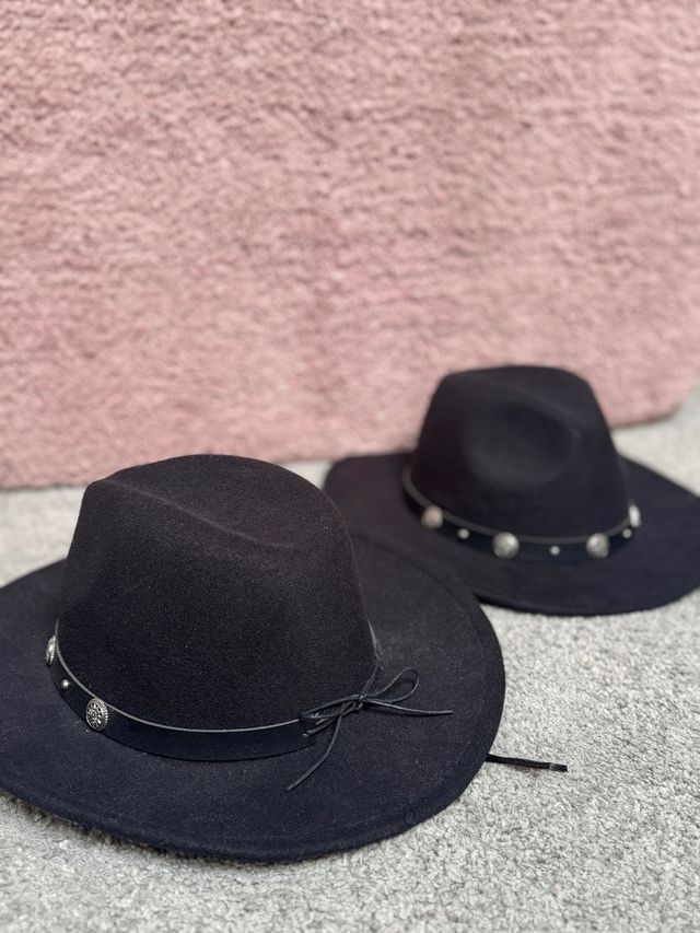 Sombrero negro estilo fedora