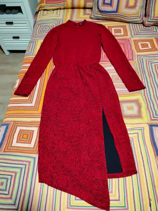 Precioso vestido rojo con estampado y abertura
