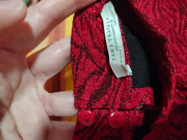 Precioso vestido rojo con estampado y abertura