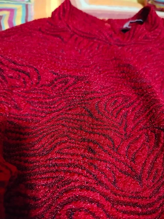 Precioso vestido rojo con estampado y abertura