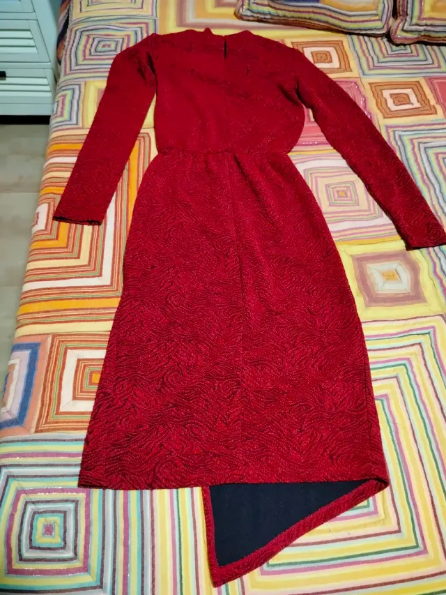 Precioso vestido rojo con estampado y abertura