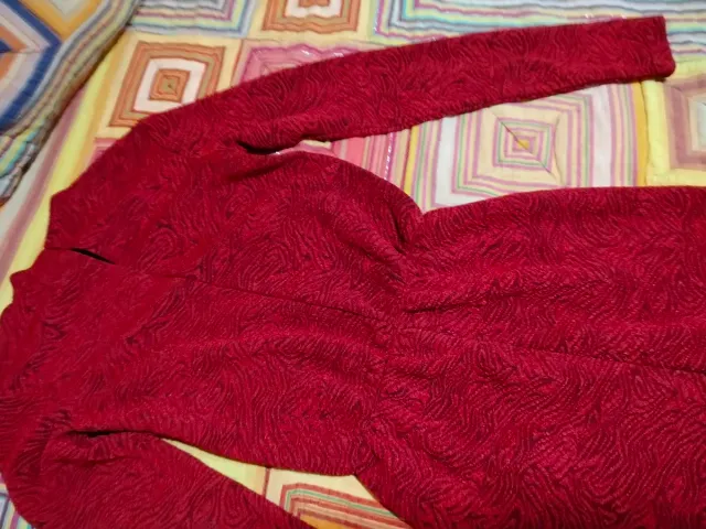 Precioso vestido rojo con estampado y abertura