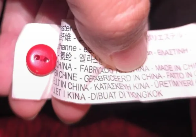 Precioso vestido rojo con estampado y abertura