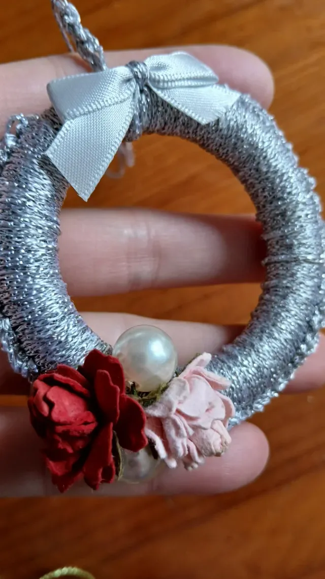 Adorno Navideño Corona Plateada Flores