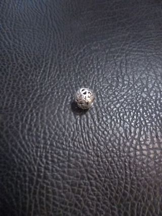 Charm de plata con diseño calado de letra  A