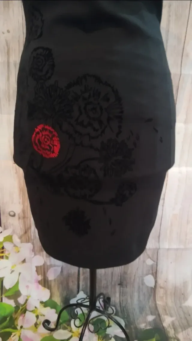Vestido Desigual Negro con Rojo