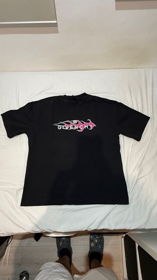 Camiseta Givenchy Negra con Logo Llamas Rosa