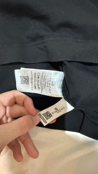 Camiseta Givenchy Negra con Logo Llamas Rosa