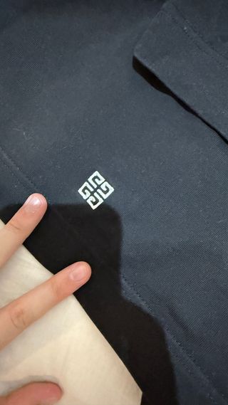 Camiseta Givenchy Negra con Logo Llamas Rosa