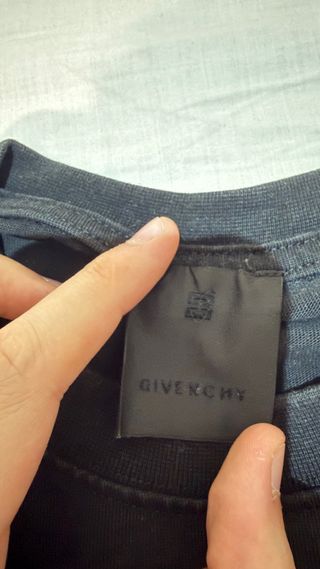 Camiseta Givenchy Negra con Logo Llamas Rosa