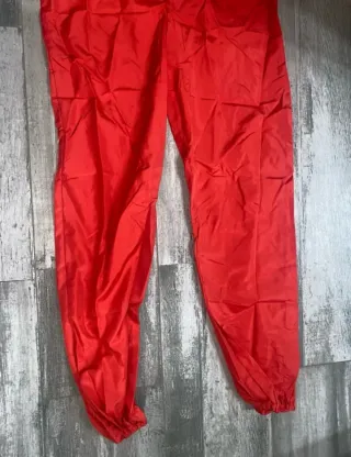 Mono rojo para disfraz