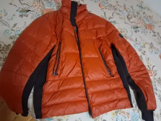 Anorak naranja y negro de plumas