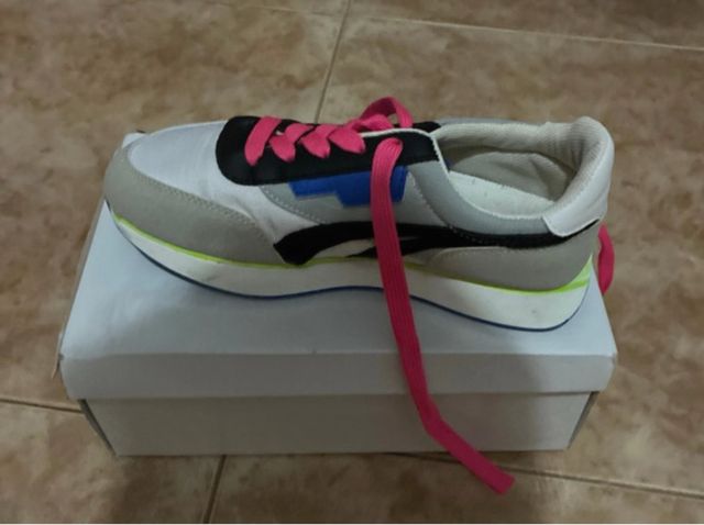 Deportivas grises y rosas