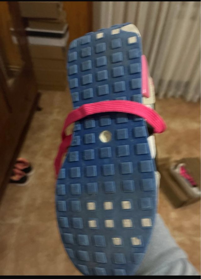 Deportivas grises y rosas