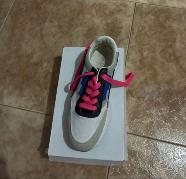 Deportivas grises y rosas