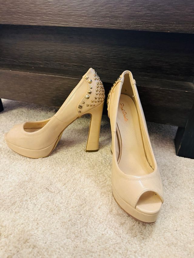 Zapatos de tacón beige con tachuelas