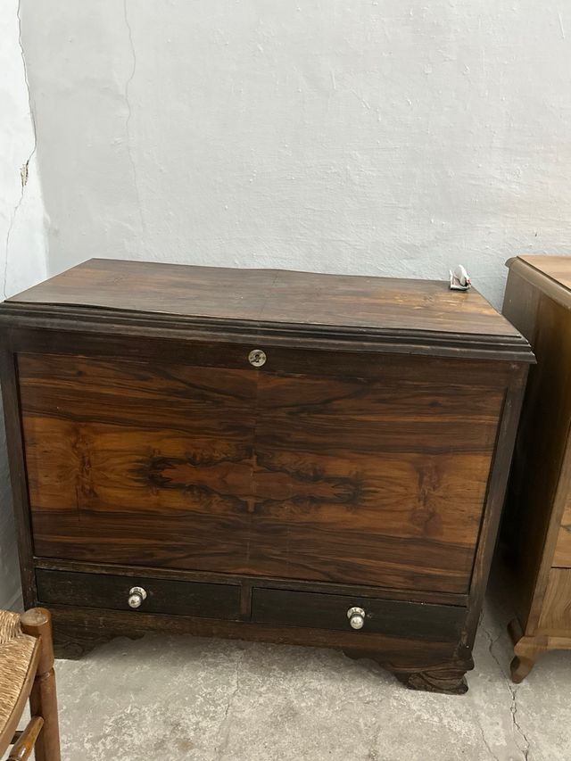 Baúl de madera antiguo