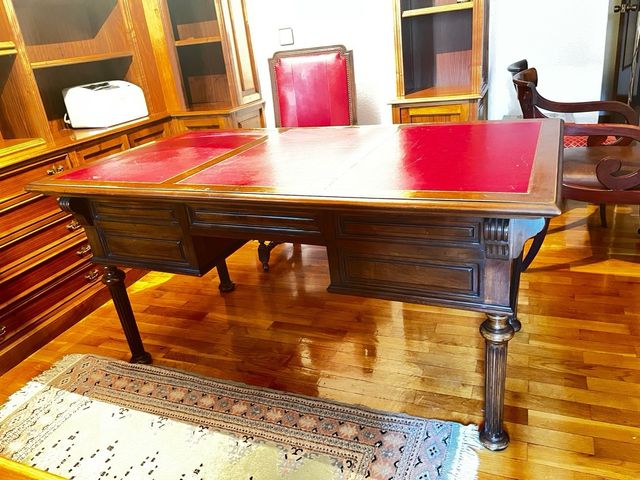 Mesa de escritorio de madera y piel