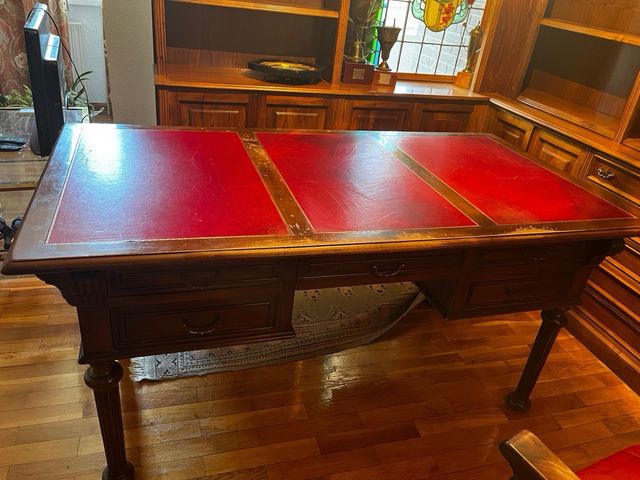 Mesa de escritorio de madera y piel