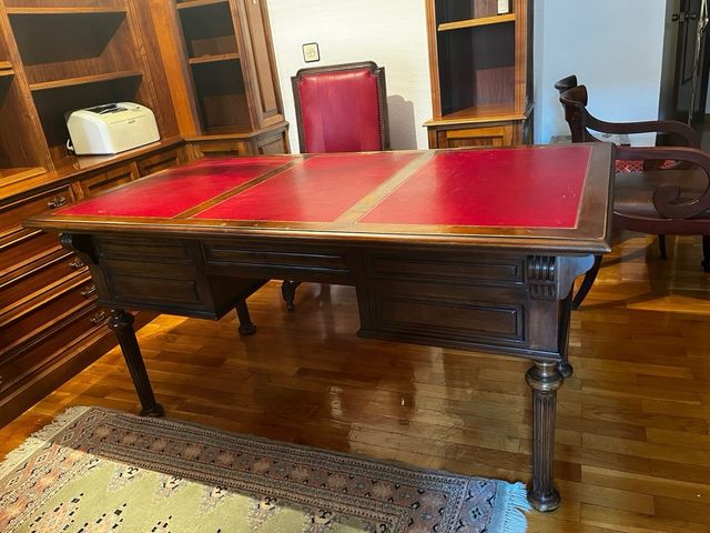 Mesa de escritorio de madera y piel