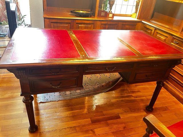 Mesa de escritorio de madera y piel