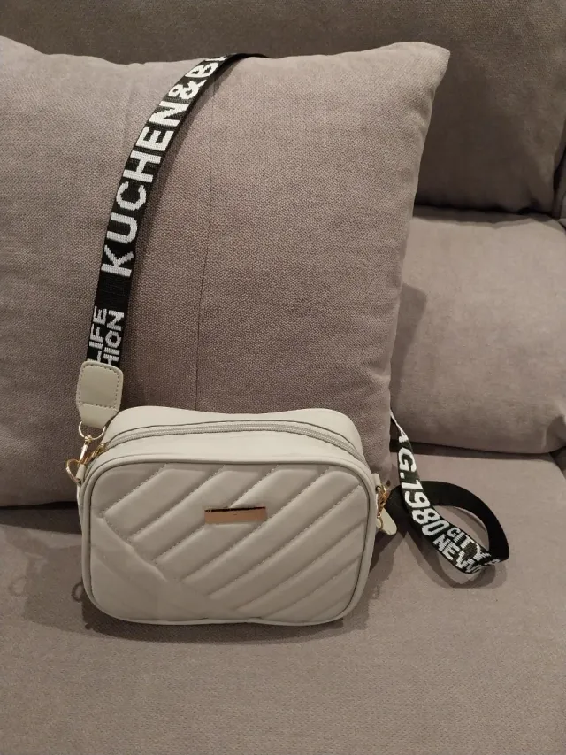 Bolso acolchado gris con correa