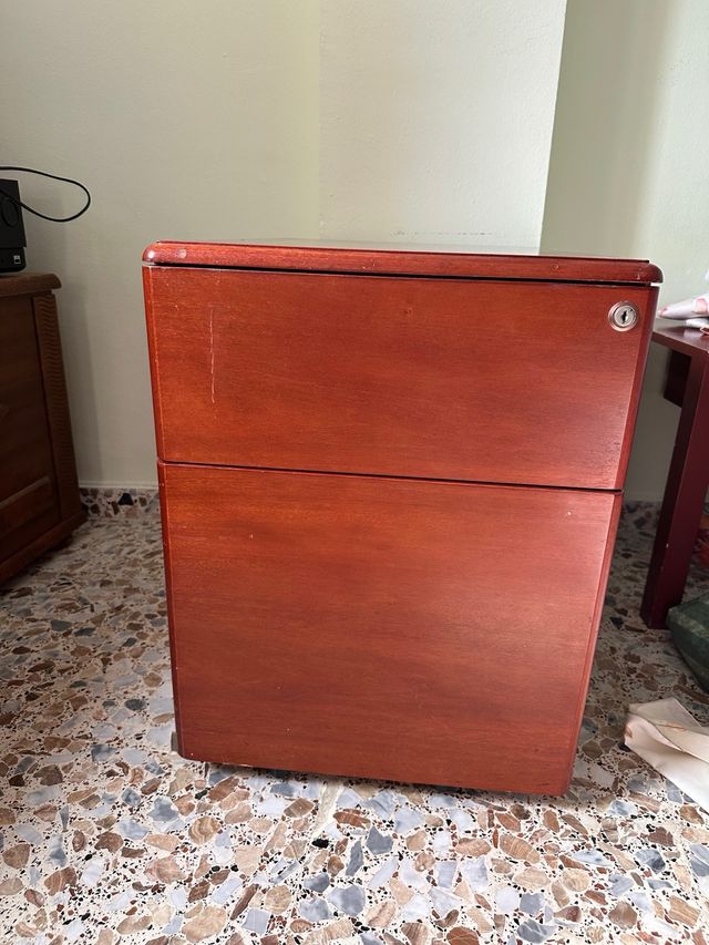 Mesa auxiliar de madera