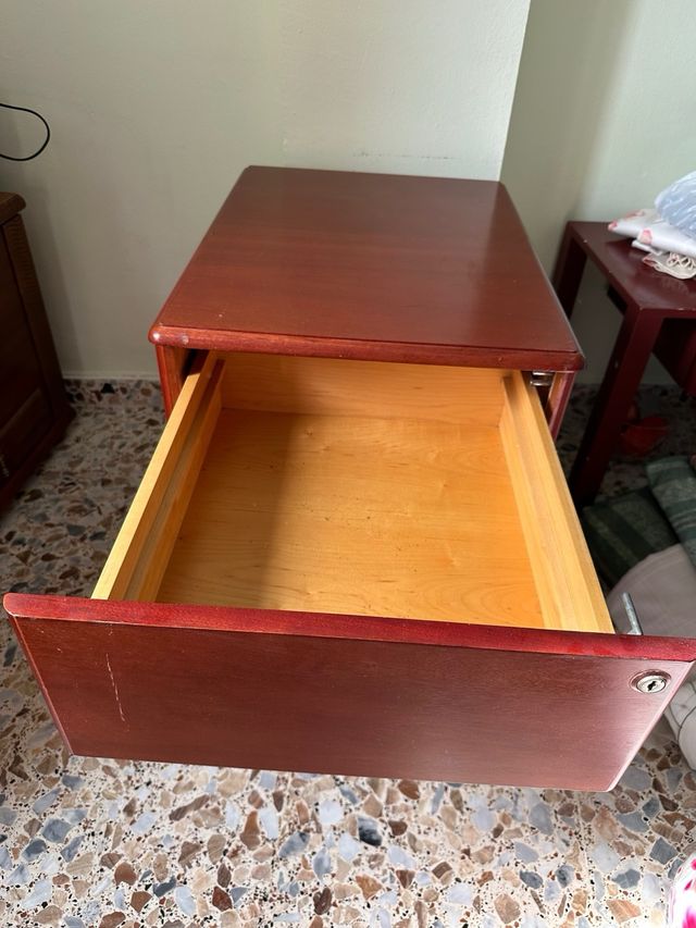 Mesa auxiliar de madera