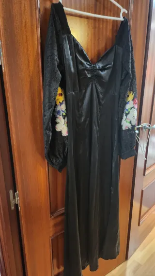 Vestido negro con flores