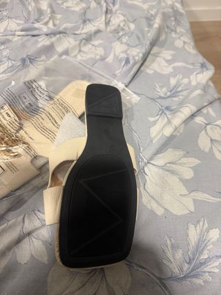 Sandalias beige con hebillas doradas