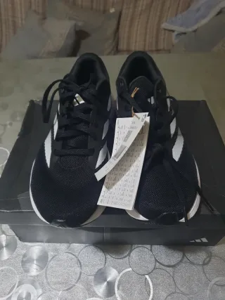 Zapatillas Adidas Negras y Blancas