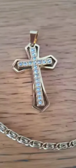 Collana con croce e zirconi