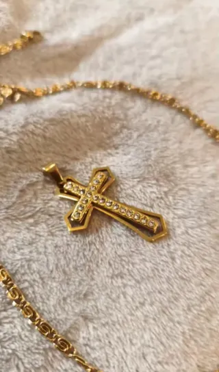 Collana con croce e zirconi